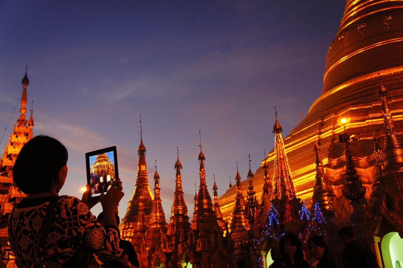 Shwedagon Pagoda tramonto