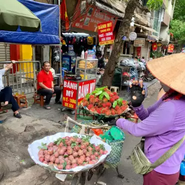 vietnam-hanoi-local-people-street-food