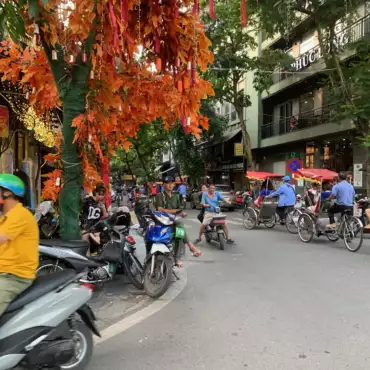 vietnam-hanoi-mezzi-locali-motorini-biciclette-riscio