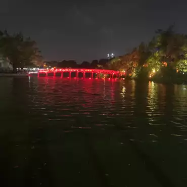 vietnam-hanoi-ponte-rosso-illuminato