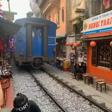 vietnam-hanoi-treno-binari