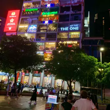 vietnam-saigon-ho-chi-minh-bar-locali-night