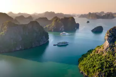 halong-vietnam-baia-famosa-verde-destinazione-viaggi-in-compagnia